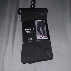 NWT torrid leggings size 2 - black